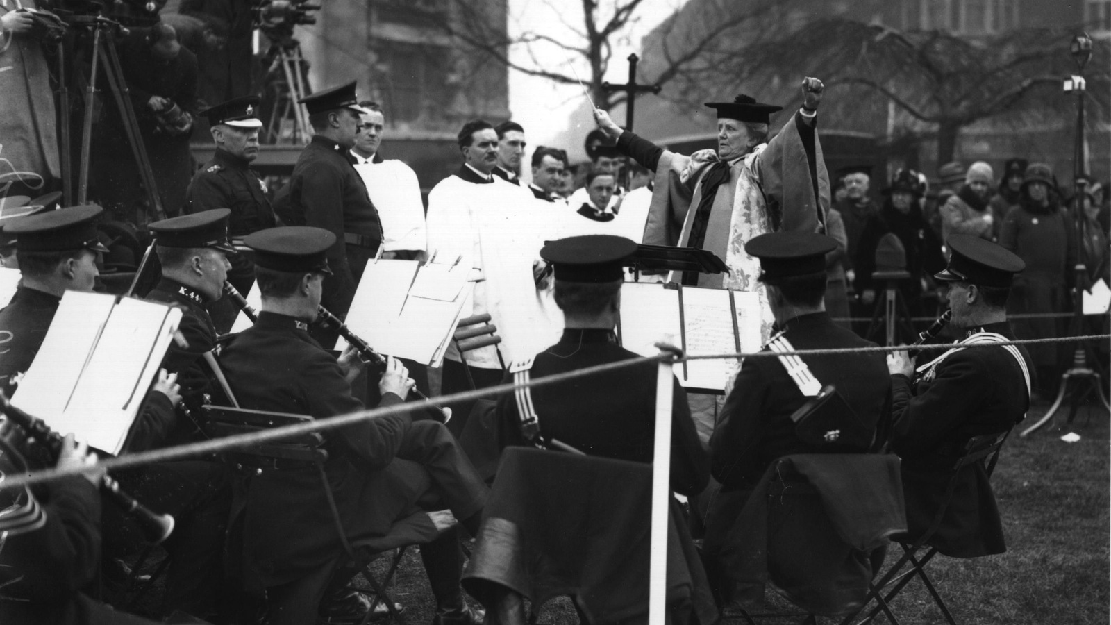 La compositrice Ethel Smyth conduisant un orchestre de policiers lors de dévoilement d'une statue à Londres, en 1930. La compositrice Ethel Smyth conduisant un orchestre de policiers lors de dévoilement d'une statue à Londres, en 1930.
