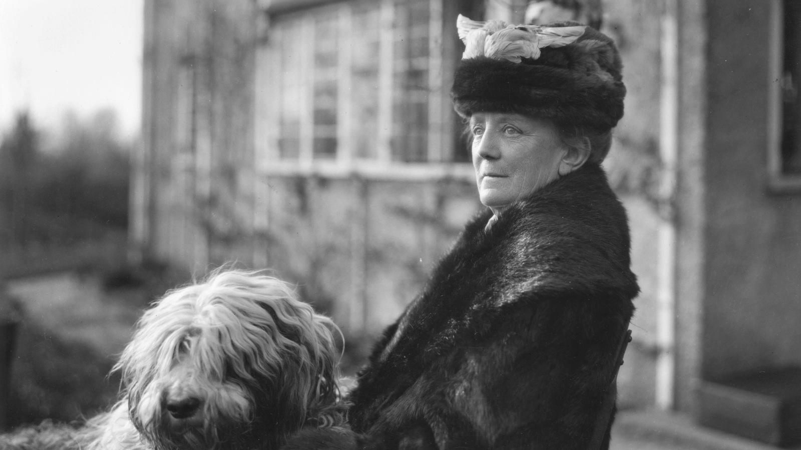 Ethel Smyth devant une maison avec un chien en 1925. Ethel Smyth devant une maison avec un chien en 1925.