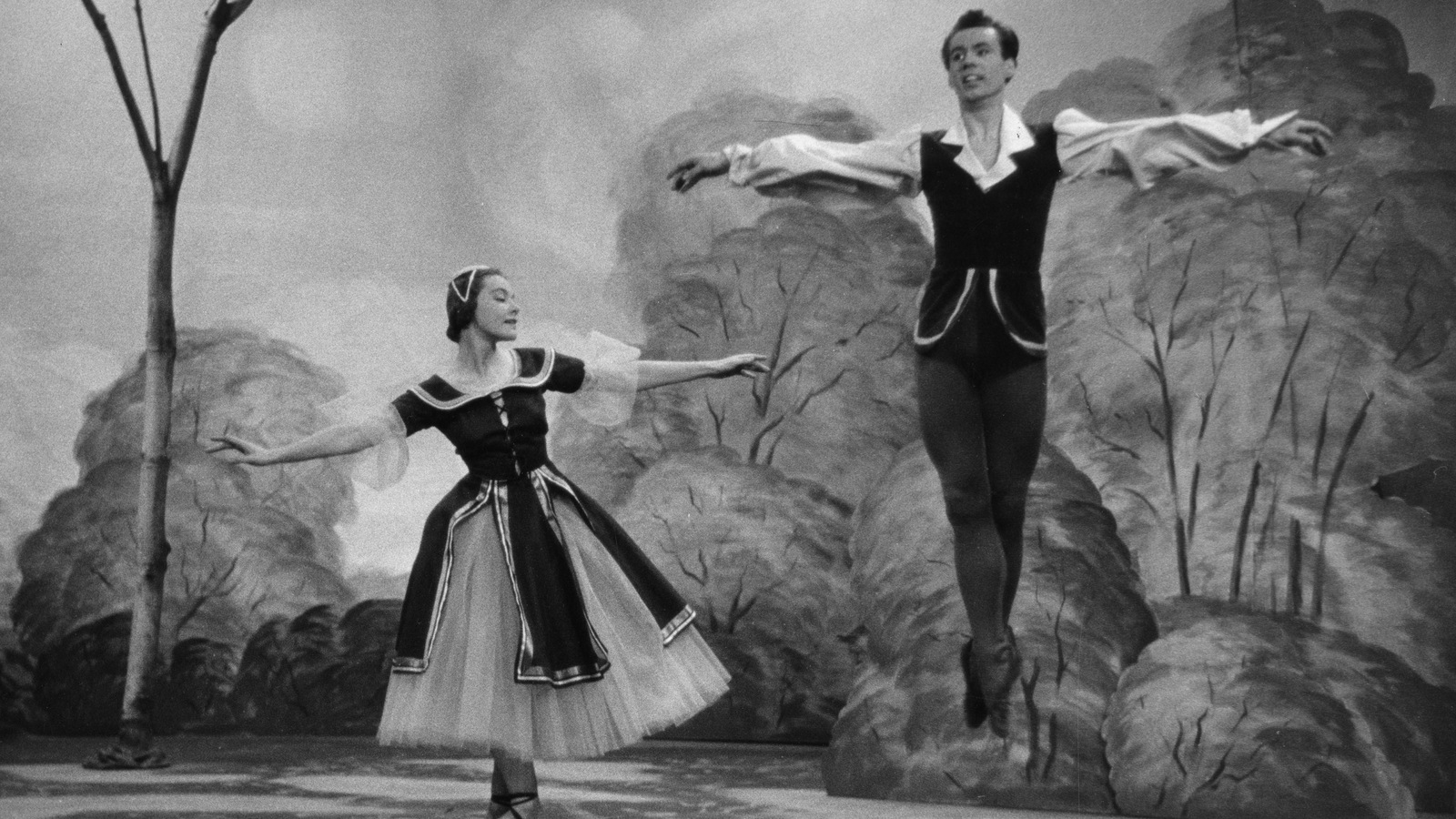 Françoise Sullivan et Eric Hyrst, costumés en cadets de la forêt, dansent à l'émission <i>L'heure du concert</i>, en 1954. Françoise Sullivan et Eric Hyrst, costumés en cadets de la forêt, dansent à l'émission <i>L'heure du concert</i>, en 1954.
