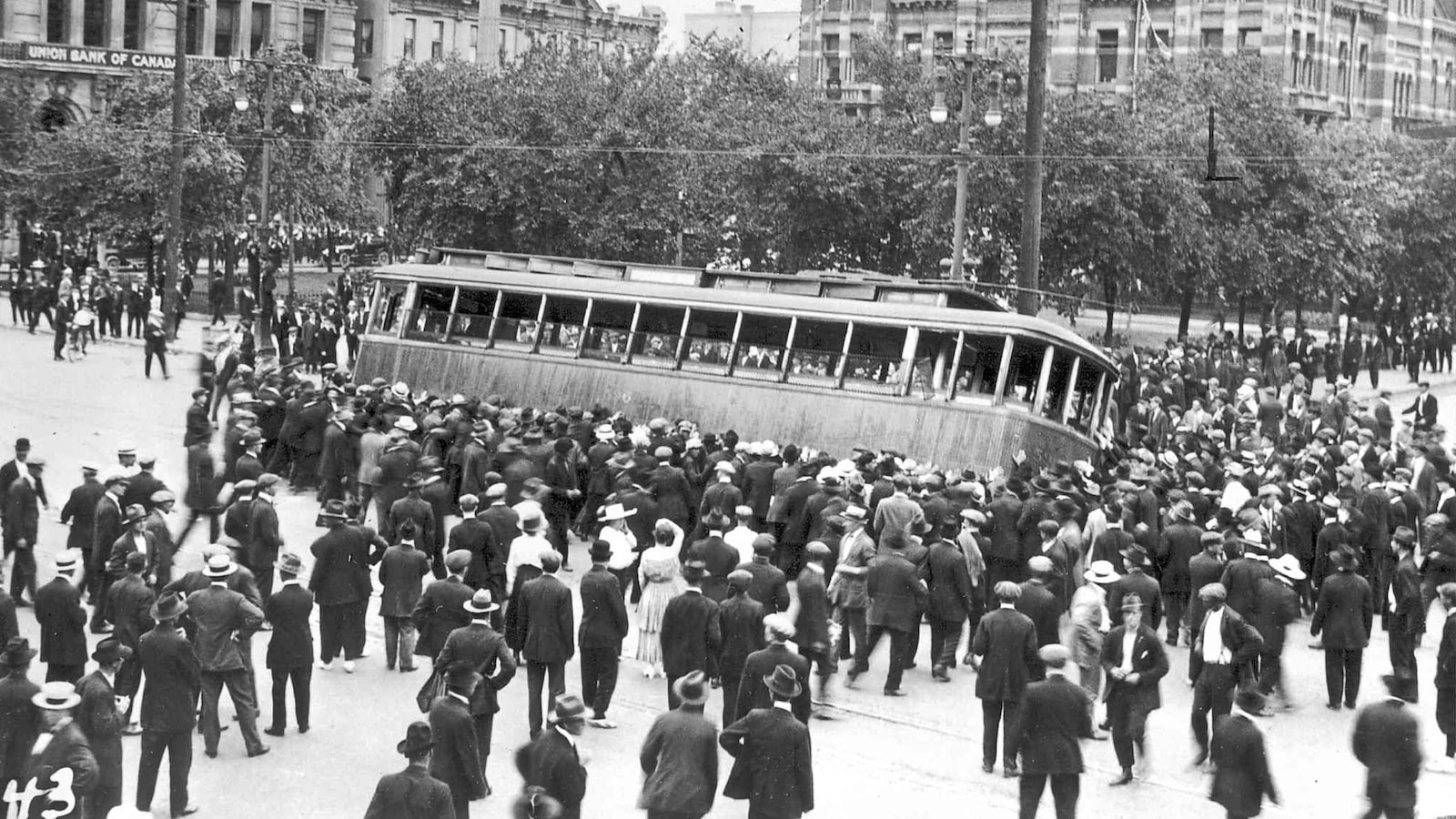 Un tramway est renversé lors de la grève de Winnipeg en 1919. Un tramway est renversé lors de la grève de Winnipeg en 1919.