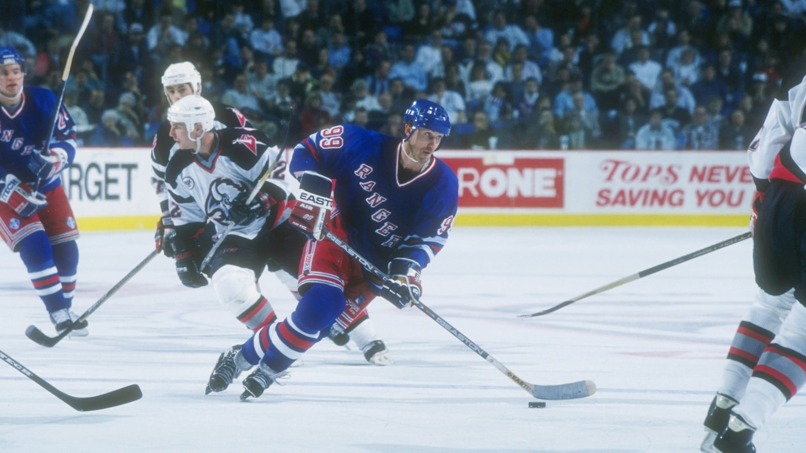 Wayne Gretzky prend possession de la rondelle lors d'un match contre les Sabres de Buffalo, en décembre 1996. Wayne Gretzky prend possession de la rondelle lors d'un match contre les Sabres de Buffalo, en décembre 1996.