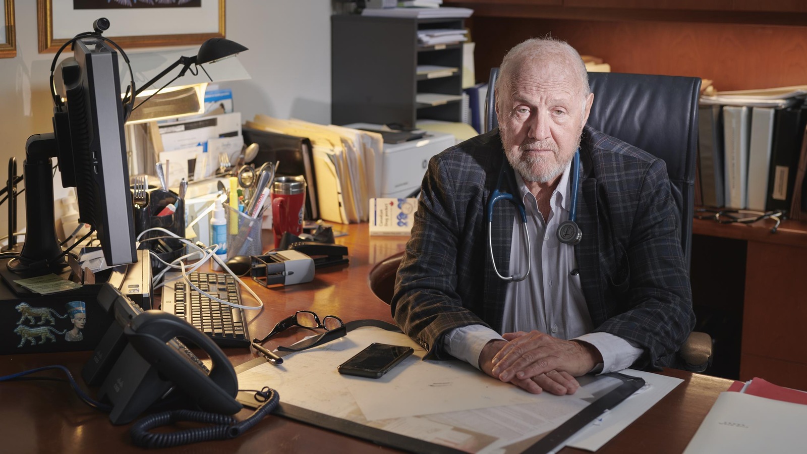 Il est assis à son bureau. Il est assis à son bureau.