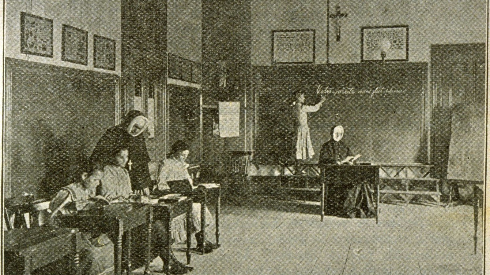 Vieille photo en noir et blanc montrant une salle de classe avec deux religieuses et quatre jeunes filles. Vieille photo en noir et blanc montrant une salle de classe avec deux religieuses et quatre jeunes filles.