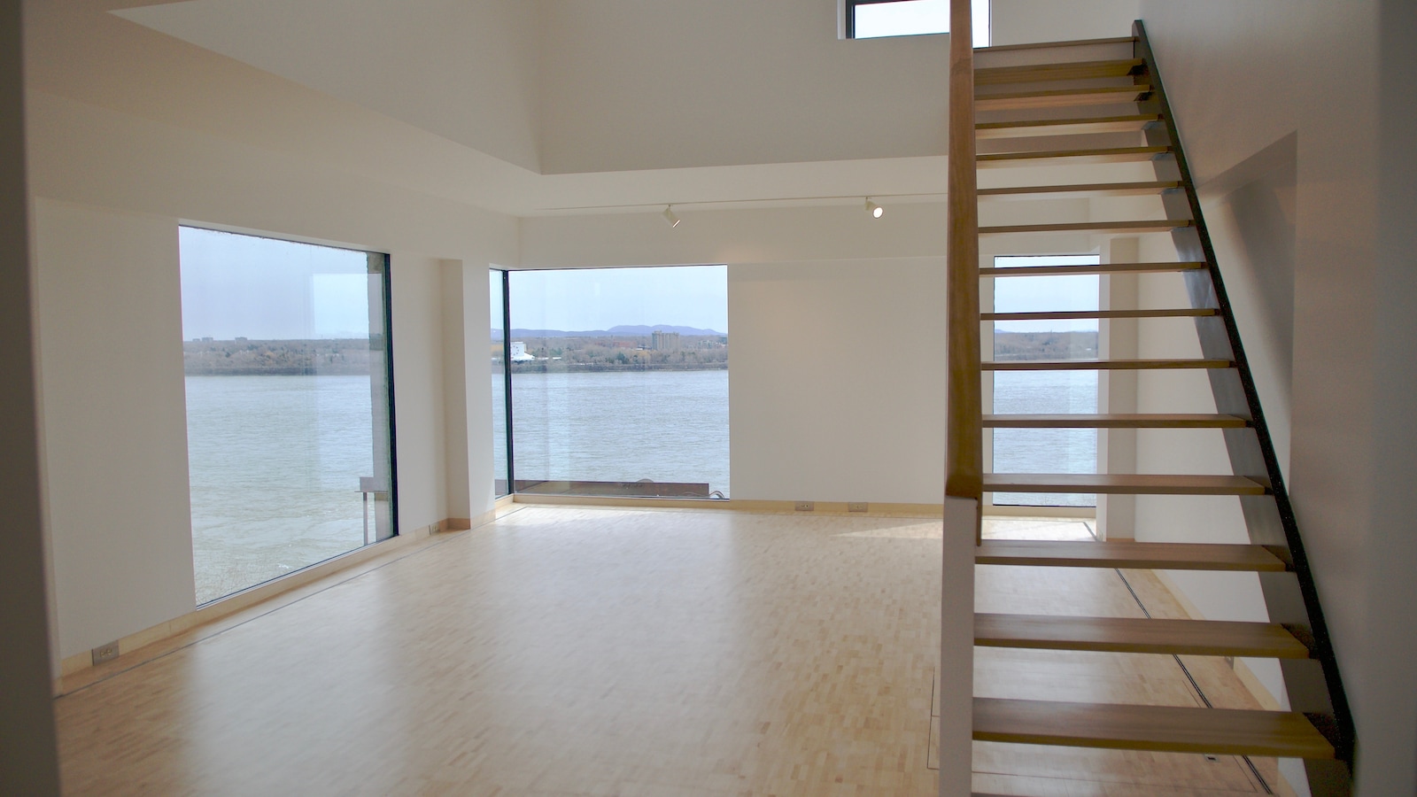 L'intérieur et l'escalier dans l'appartement de l'architecte dans Habitat 67. L'intérieur et l'escalier dans l'appartement de l'architecte dans Habitat 67.