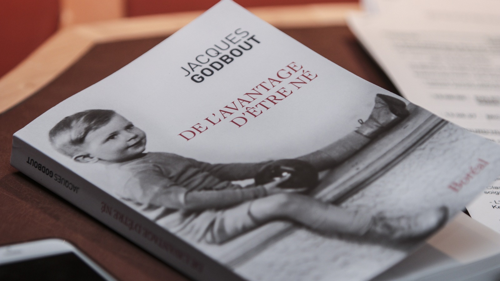 Photo d'un jeune garçon en noir et blanc sur la page couverture du livre Photo d'un jeune garçon en noir et blanc sur la page couverture du livre
