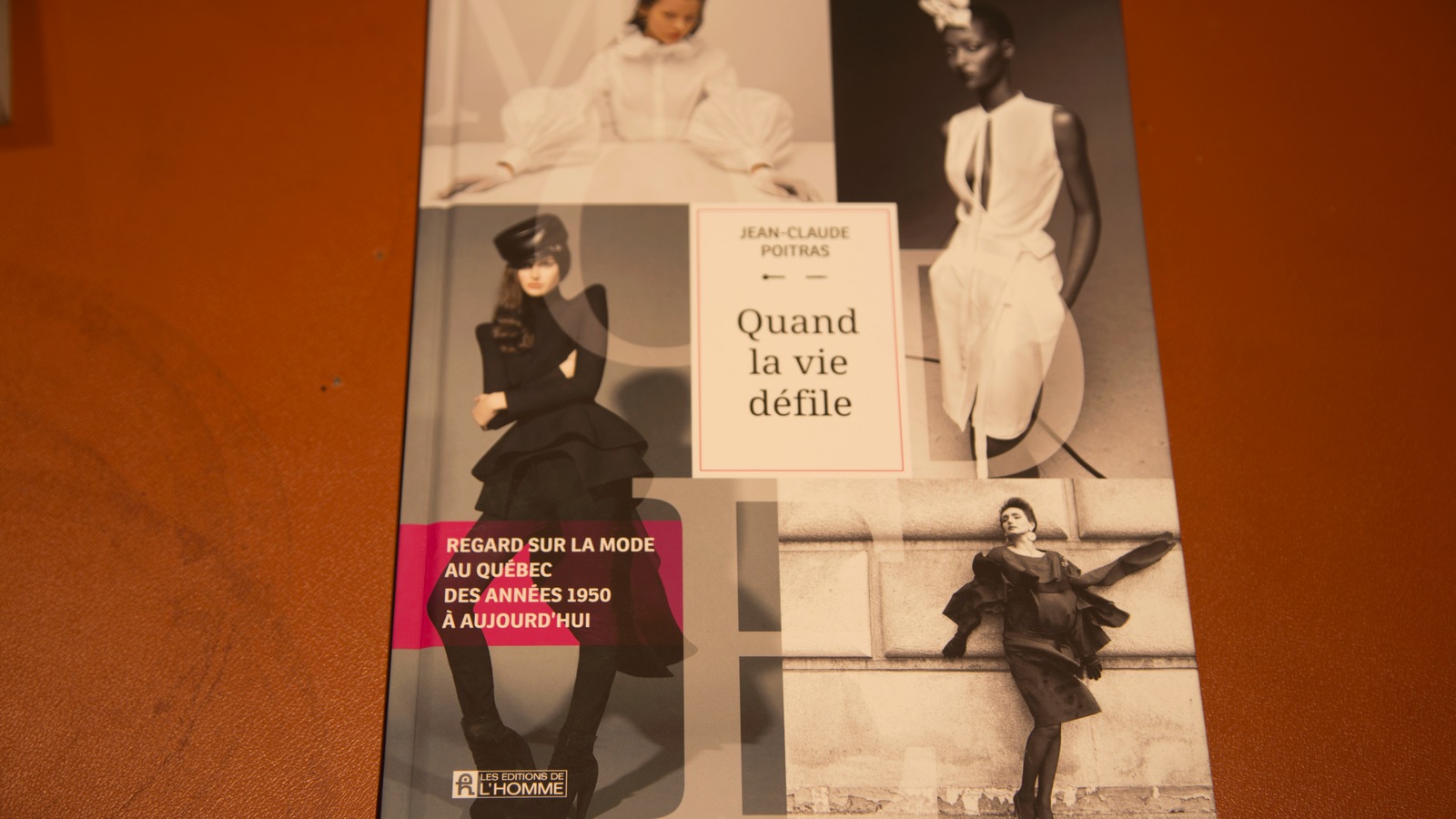 Montage photo de mannequins avec des habits en noir et blanc, avec le titre du livre en noir sur fond blanc au centre. Montage photo de mannequins avec des habits en noir et blanc, avec le titre du livre en noir sur fond blanc au centre.
