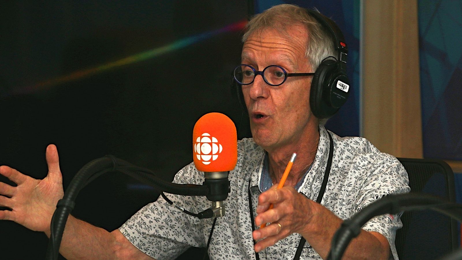 Jean-Yves Fréchette dans un studio de radio. Jean-Yves Fréchette dans un studio de radio.