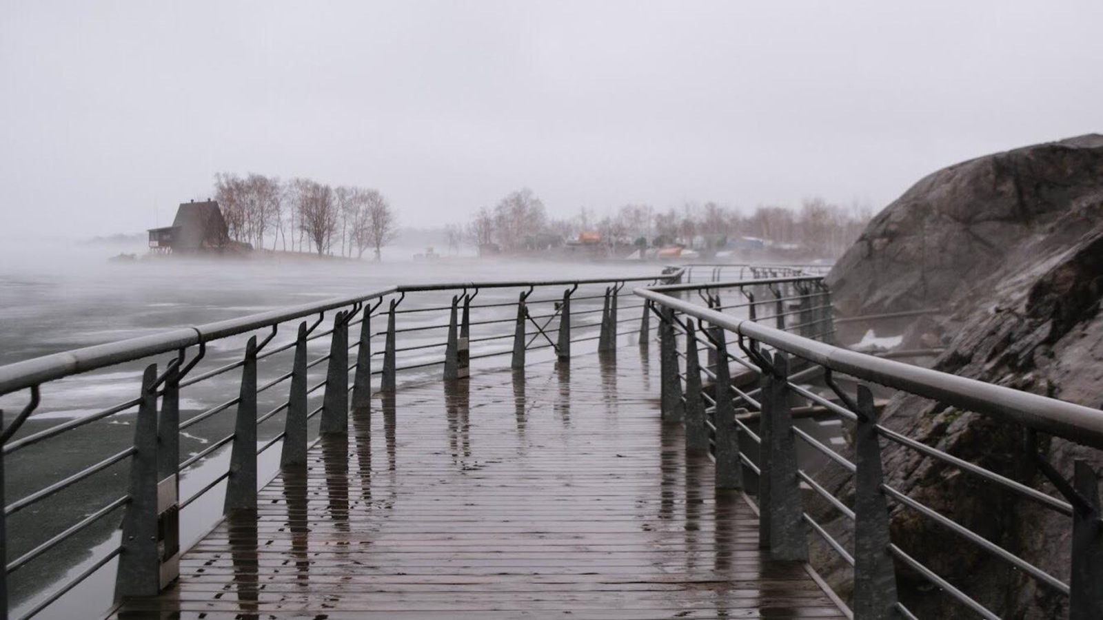 Photo d'une promenade en bois au bord du lac Ramsay à Sudbury, Ontario. Photo d'une promenade en bois au bord du lac Ramsay à Sudbury, Ontario.