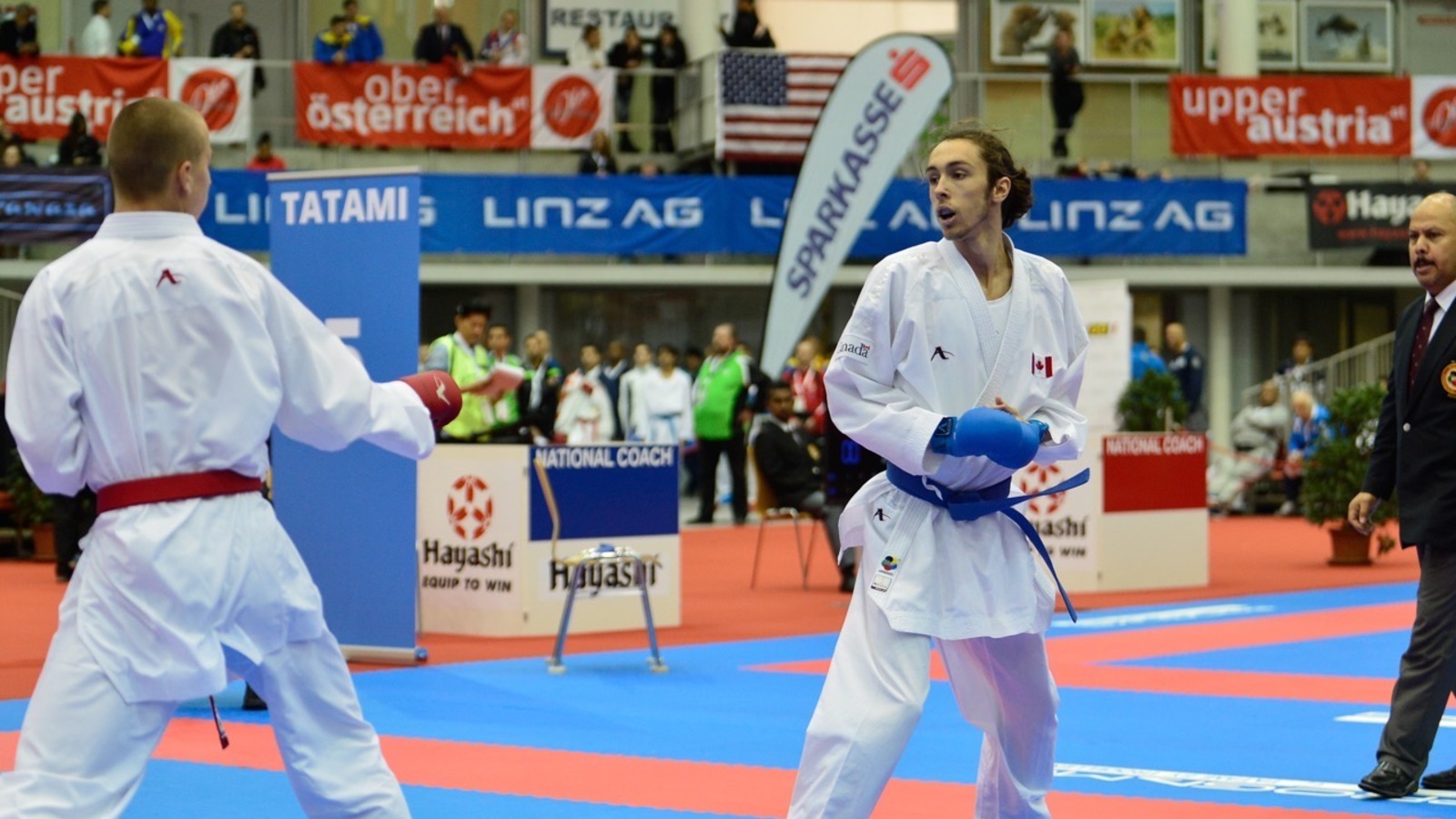 Deux karatékas pendant un combat Deux karatékas pendant un combat