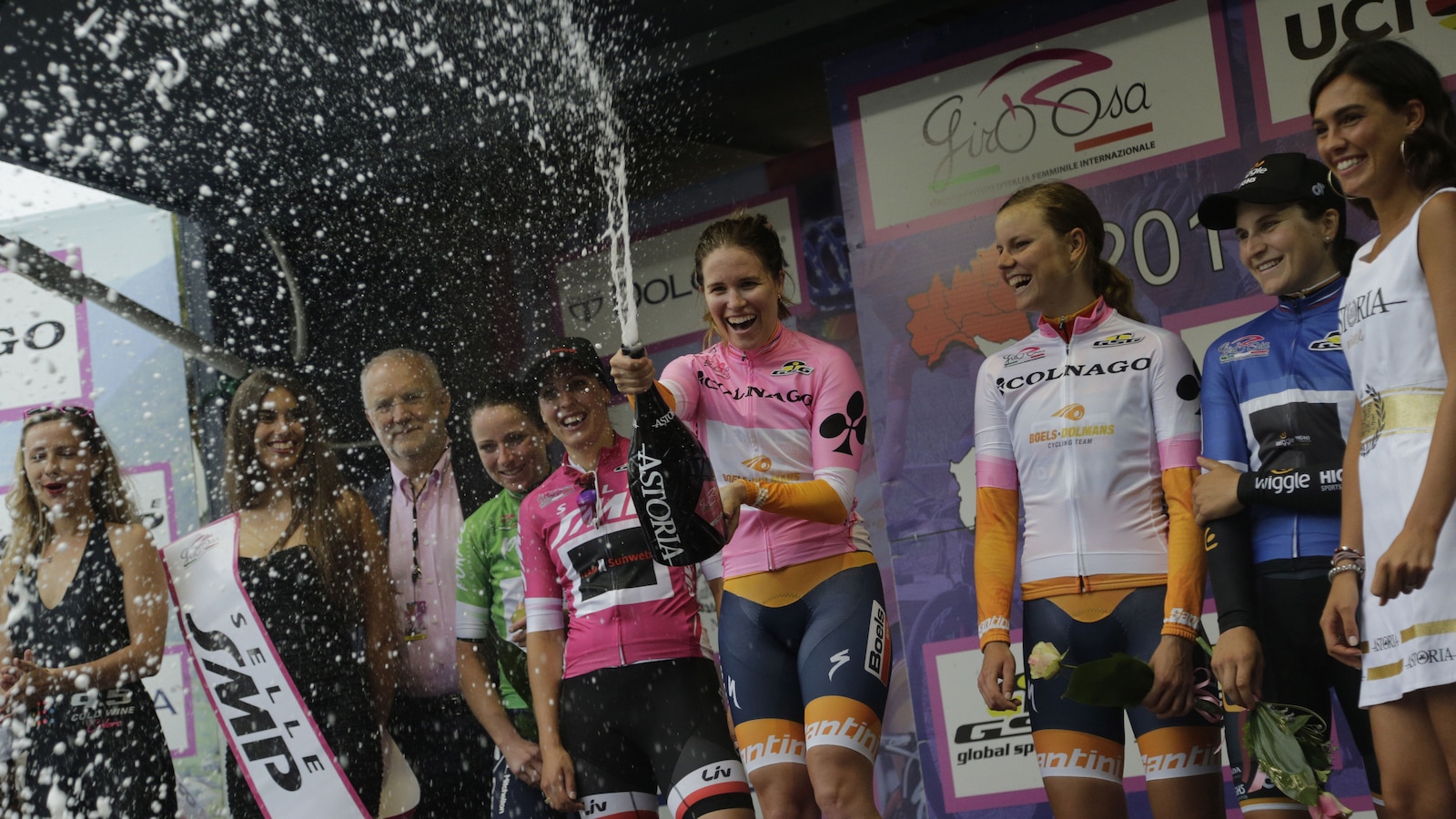 Karol-Ann Canuel qui fête au champagne sur un podium Karol-Ann Canuel qui fête au champagne sur un podium