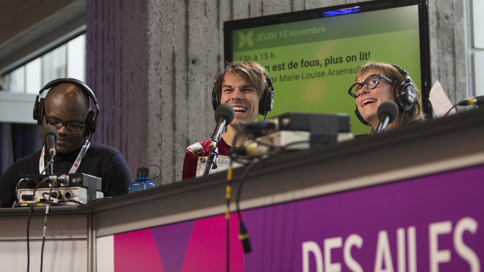 Blaise N'Dala, Kevin Lambert et Martine Delvaux sont assis derrière une table où sont posés des micros. Blaise N'Dala, Kevin Lambert et Martine Delvaux sont assis derrière une table où sont posés des micros.