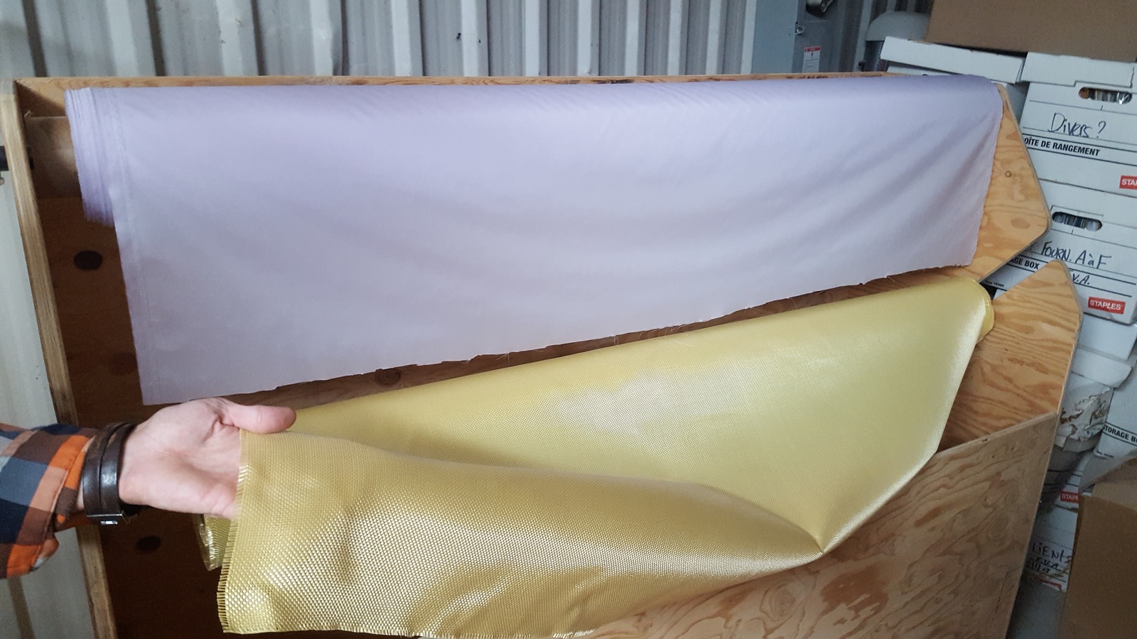 Cette matière qui ressemble à du tissu est en fait du kevlar, un matériel servant dans la confection des vestes pare-balle. Cette matière qui ressemble à du tissu est en fait du kevlar, un matériel servant dans la confection des vestes pare-balle.