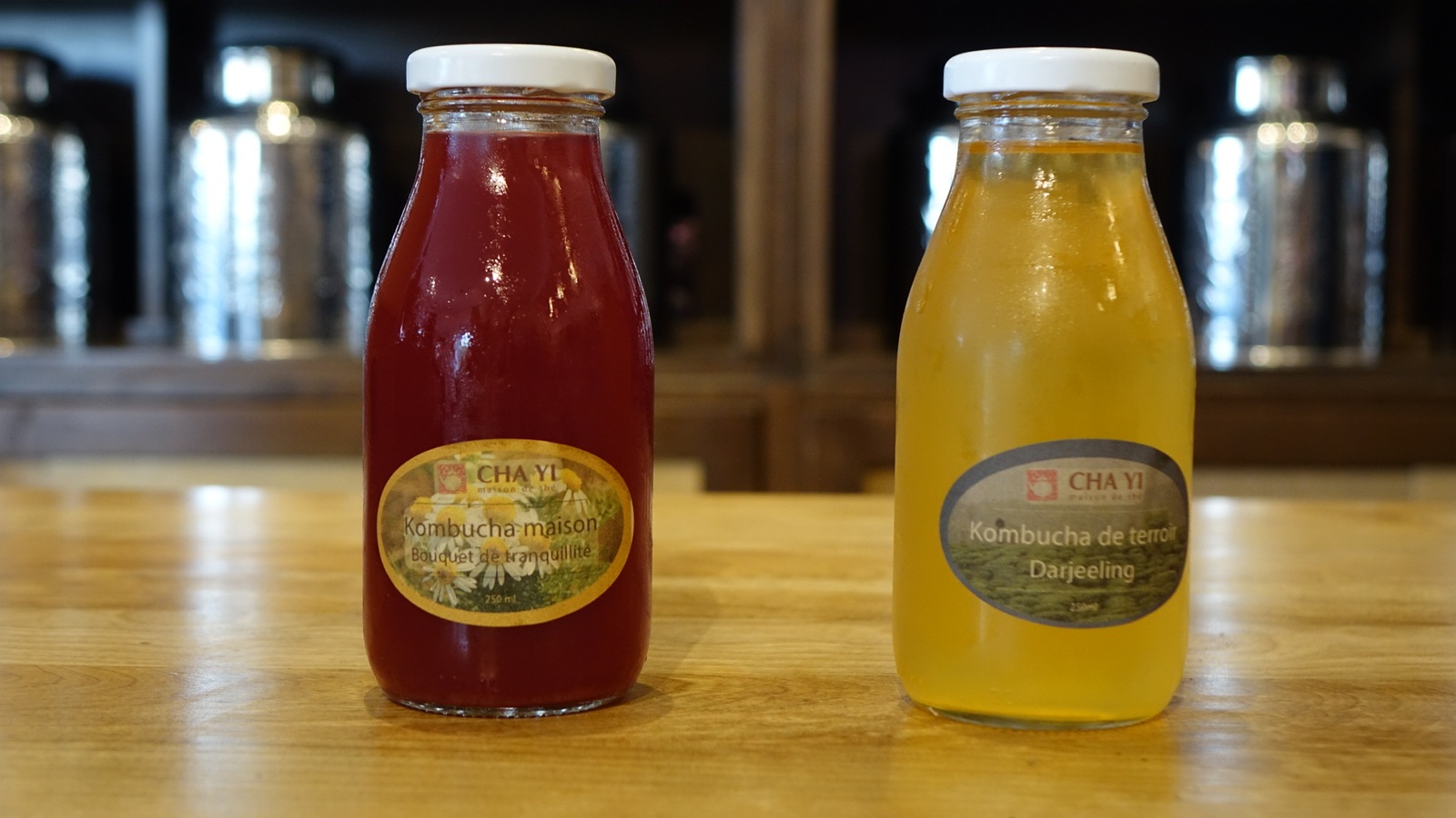 La photo montre deux bouteilles de kombucha, du thé fermenté. La photo montre deux bouteilles de kombucha, du thé fermenté.