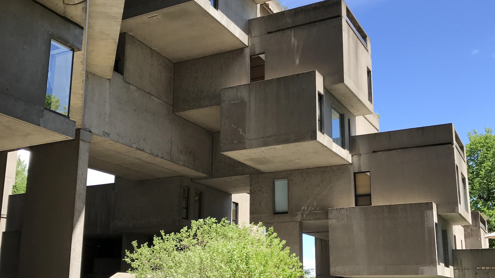 Le bâtiment d'Habitat 67 vu de l'extérieur. Le bâtiment d'Habitat 67 vu de l'extérieur.