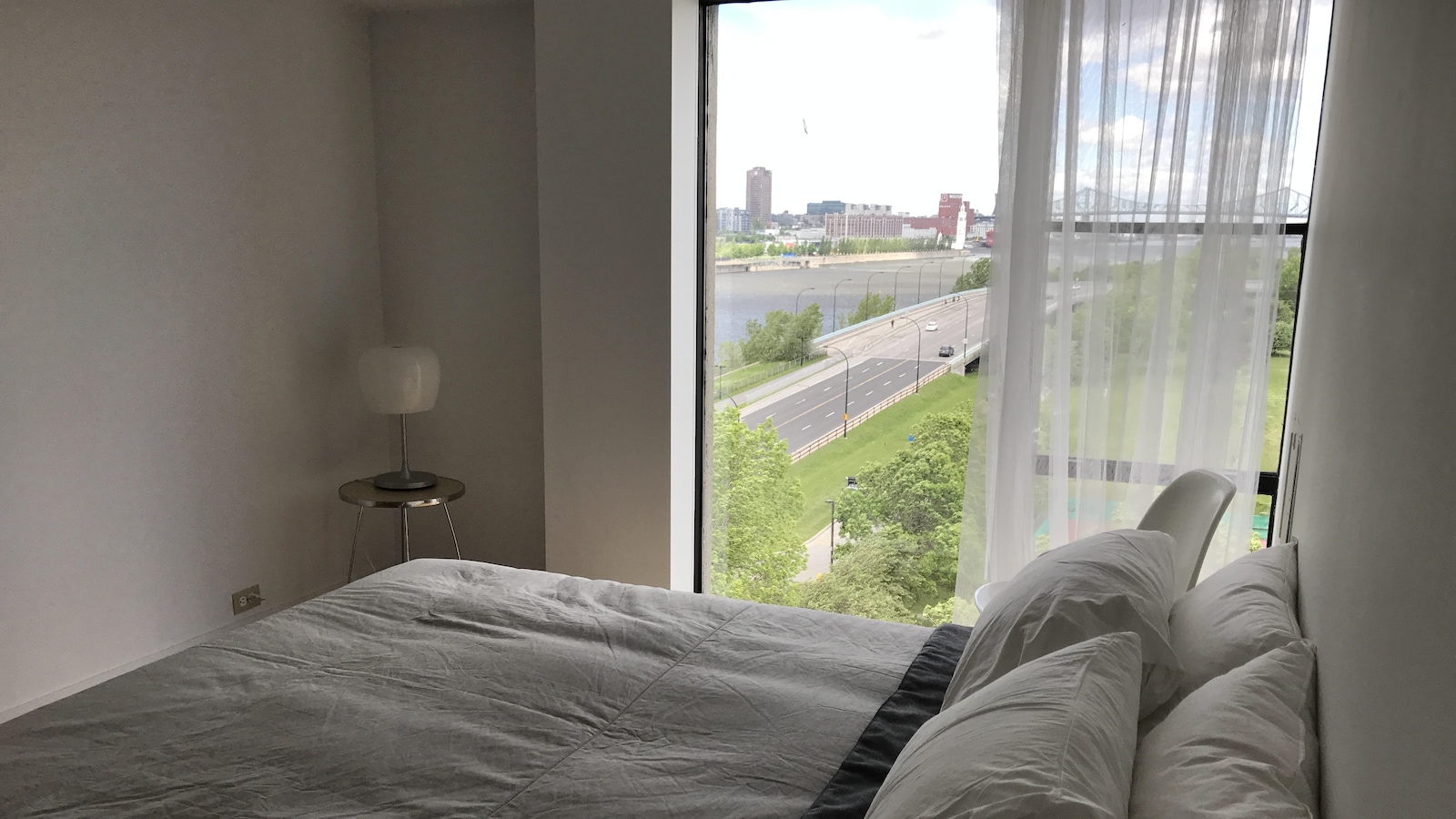 La chambre à coucher avec une fenêtre plein pied. La chambre à coucher avec une fenêtre plein pied.