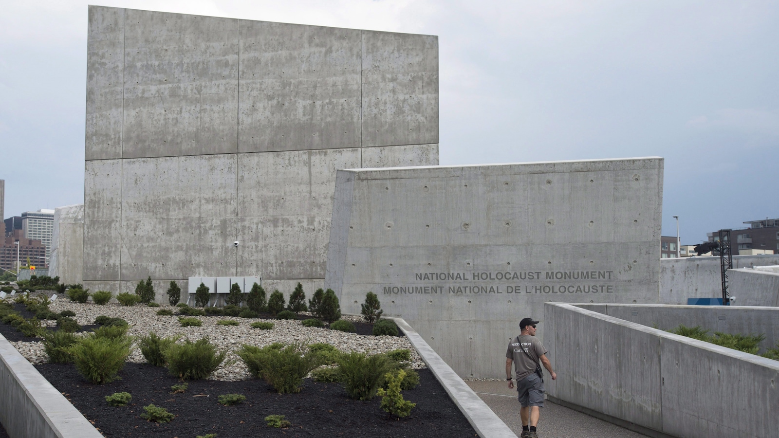 Le monument national de l'Holocauste, à Ottawa, a été conçu par Claude Cormier. Le monument national de l'Holocauste, à Ottawa, a été conçu par Claude Cormier.