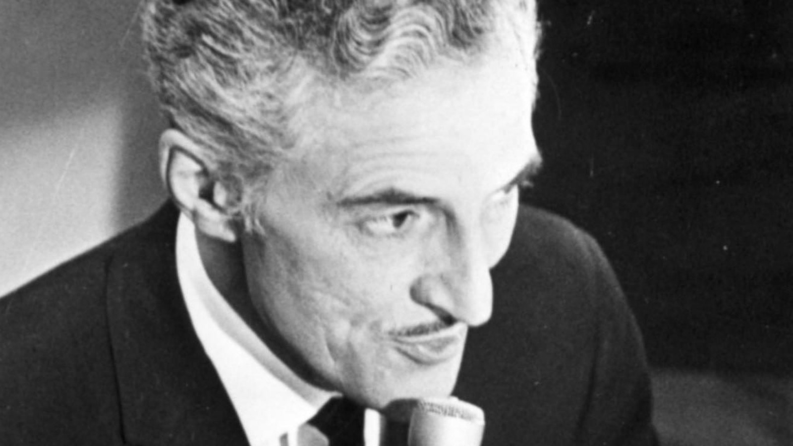 René Lecavalier, que l'on voit ici en 1968 pendant l'émission « La soirée du hockey », a été un véritable mentor pour Pierre Houde. René Lecavalier, que l'on voit ici en 1968 pendant l'émission « La soirée du hockey », a été un véritable mentor pour Pierre Houde.