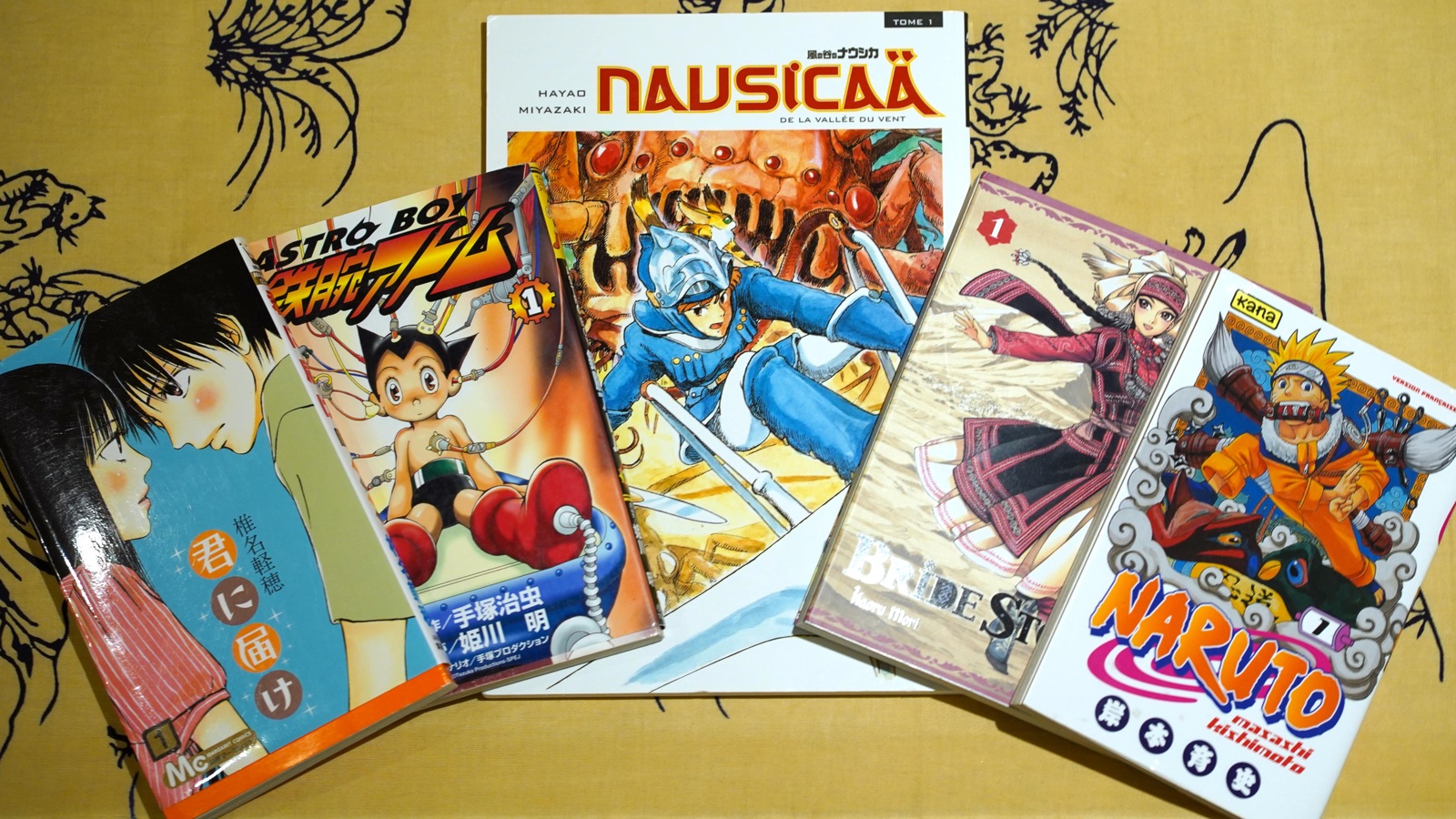 Des mangas disposés sur un tissu japonais. Des mangas disposés sur un tissu japonais.