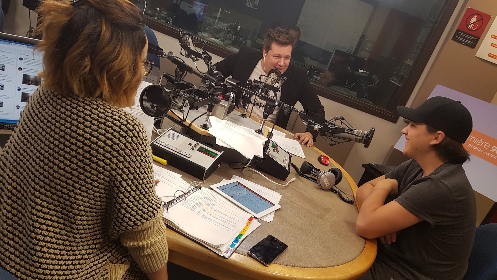 Les trois intervenants dans le studio de Sur le vif à Ottawa Les trois intervenants dans le studio de Sur le vif à Ottawa