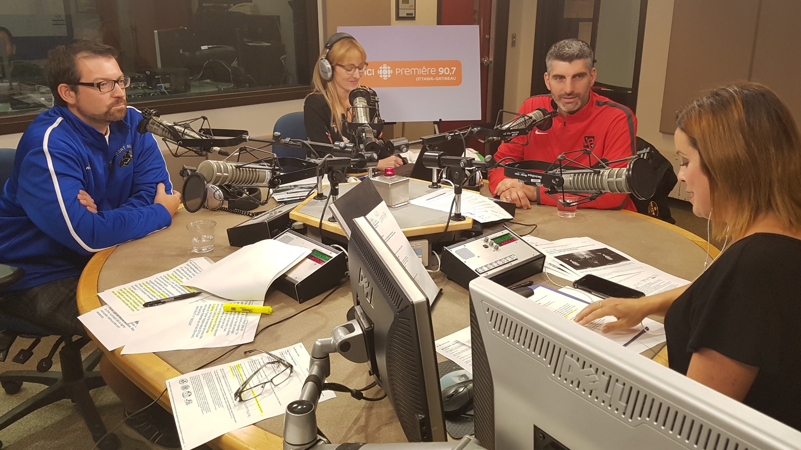 Les intervenants sont dans le studio de Sur le vif à Ottawa Les intervenants sont dans le studio de Sur le vif à Ottawa