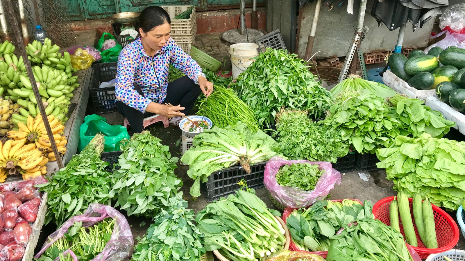 Une femme entourée de légumes. Une femme entourée de légumes.