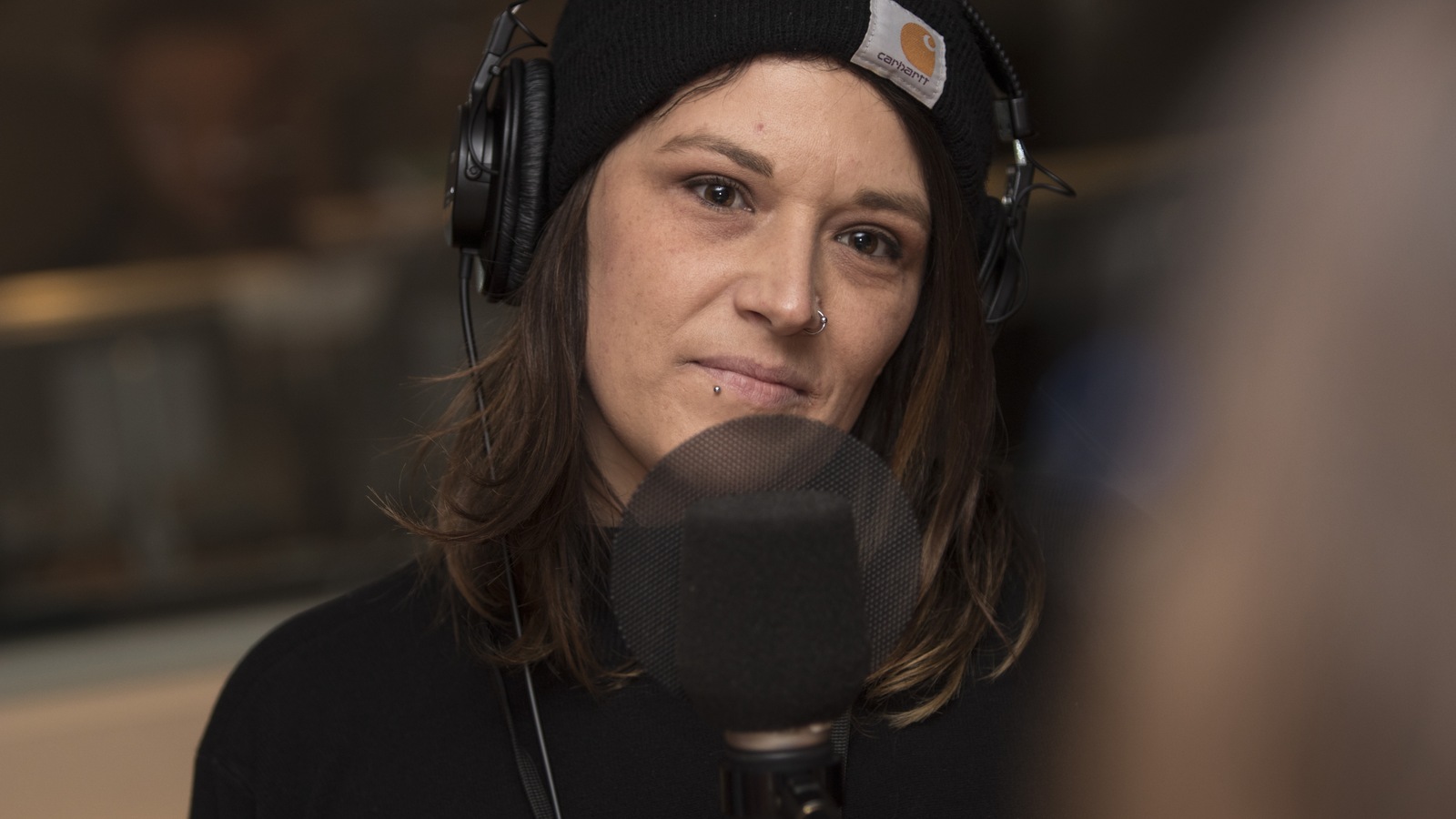 Au micro, elle porte une tuque noire Au micro, elle porte une tuque noire