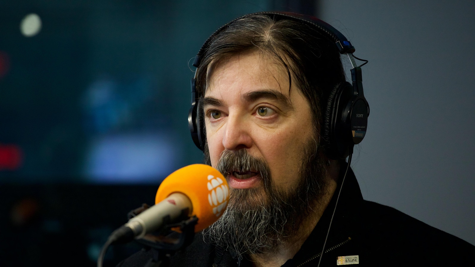 Martin Pâquet pare au micro dans studio radiophonique de Radio-Canada Martin Pâquet pare au micro dans studio radiophonique de Radio-Canada