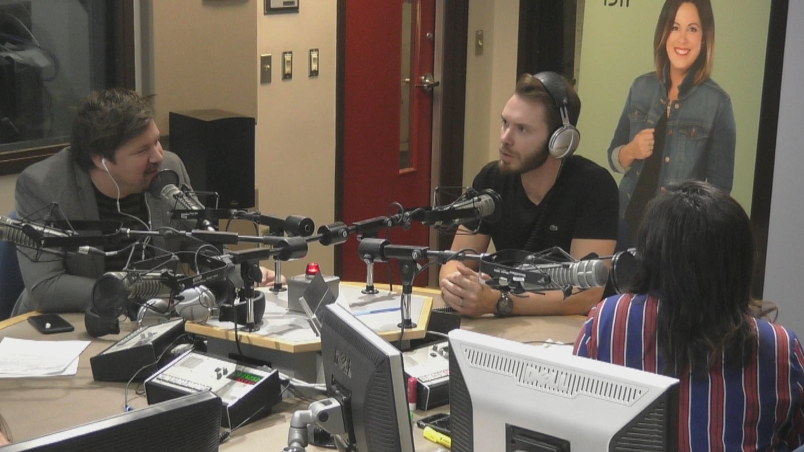 Trois personnes dans un studio de radio Trois personnes dans un studio de radio