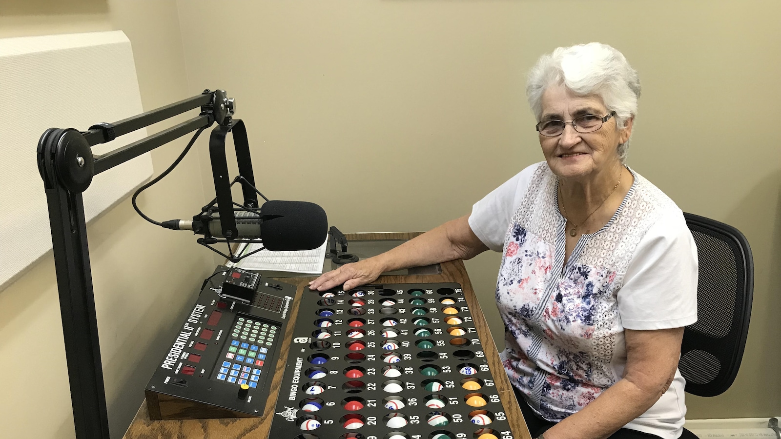 Madeleine Paquette dans le studio du Bingo à la radio communautaire CKGN, Kapuskasing Madeleine Paquette dans le studio du Bingo à la radio communautaire CKGN, Kapuskasing