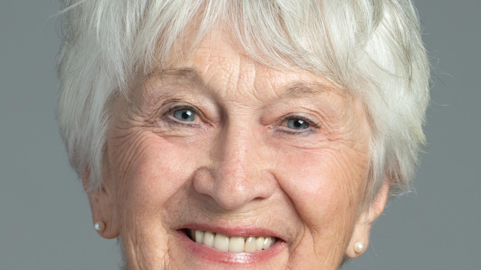 Photo de l'autrice, souriante. Photo de l'autrice, souriante.