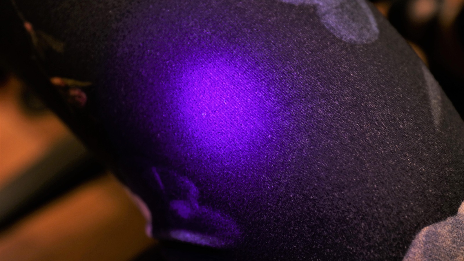 On aperçoit des microparticules de plastique sur le pantalon d'Ève Christian. On aperçoit des microparticules de plastique sur le pantalon d'Ève Christian.