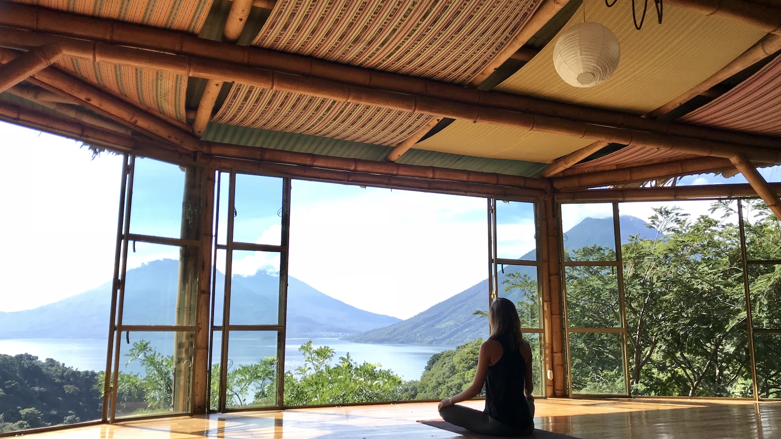 Une femme médite devant des montagnes. Une femme médite devant des montagnes.