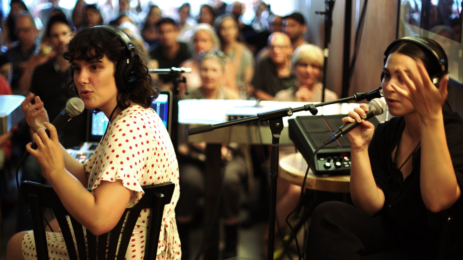 Laurence Lafond-Beaulne et Camille Poliquin lèvent chacune un bras en parlant dans un micro. Laurence Lafond-Beaulne et Camille Poliquin lèvent chacune un bras en parlant dans un micro.