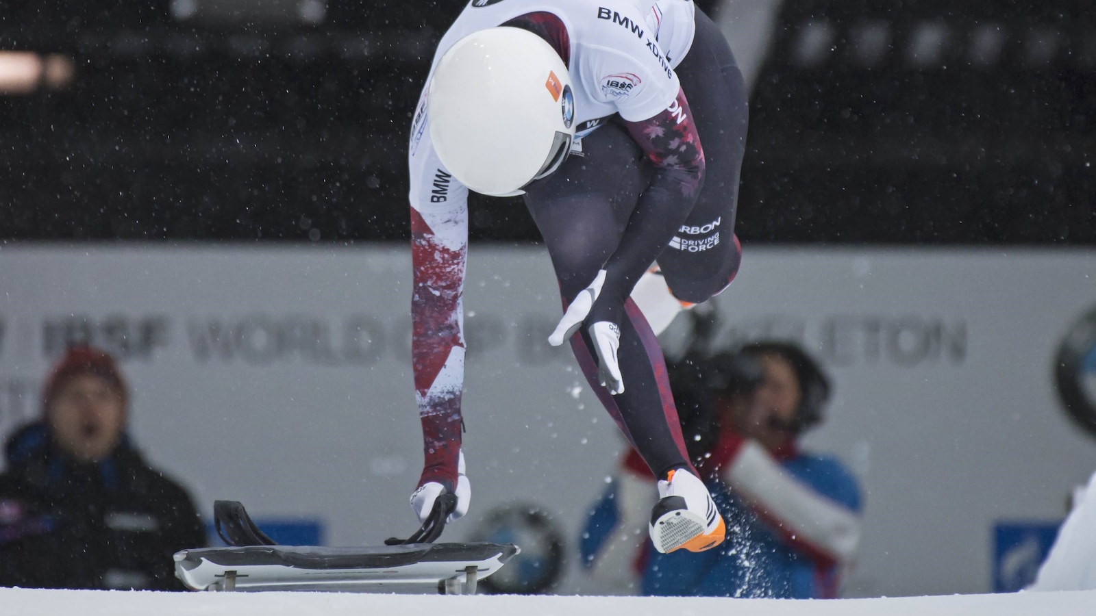 Mirela court avant de s'élancer en skeleton Mirela court avant de s'élancer en skeleton