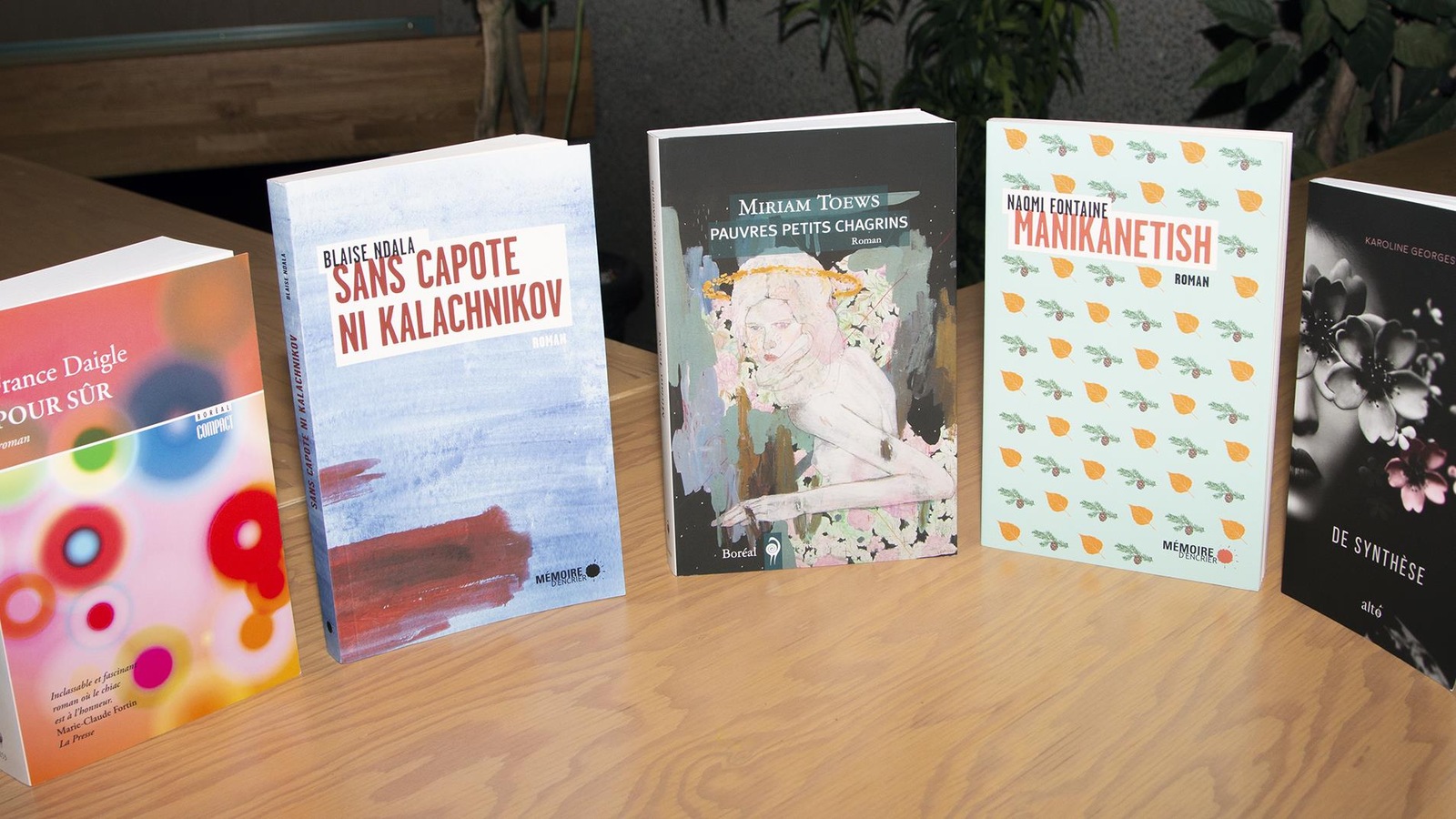 Cinq livres sont posés debout sur une table. Cinq livres sont posés debout sur une table.