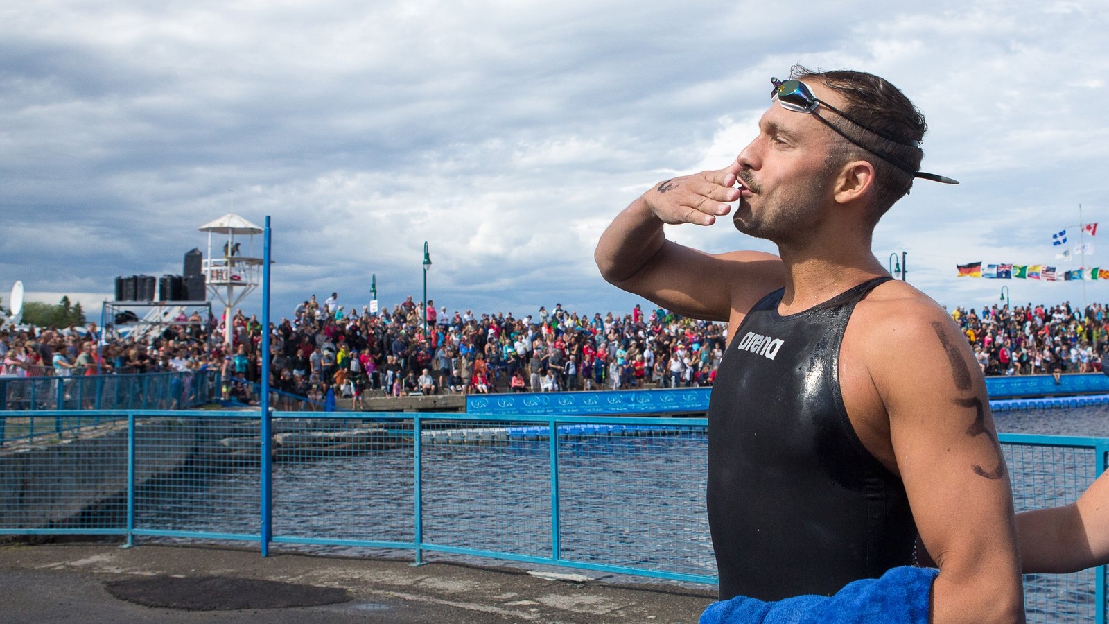 Xavier Desharnais salue la foule après avoir terminée la Traversée du lac Saint-Jean. Xavier Desharnais salue la foule après avoir terminée la Traversée du lac Saint-Jean.