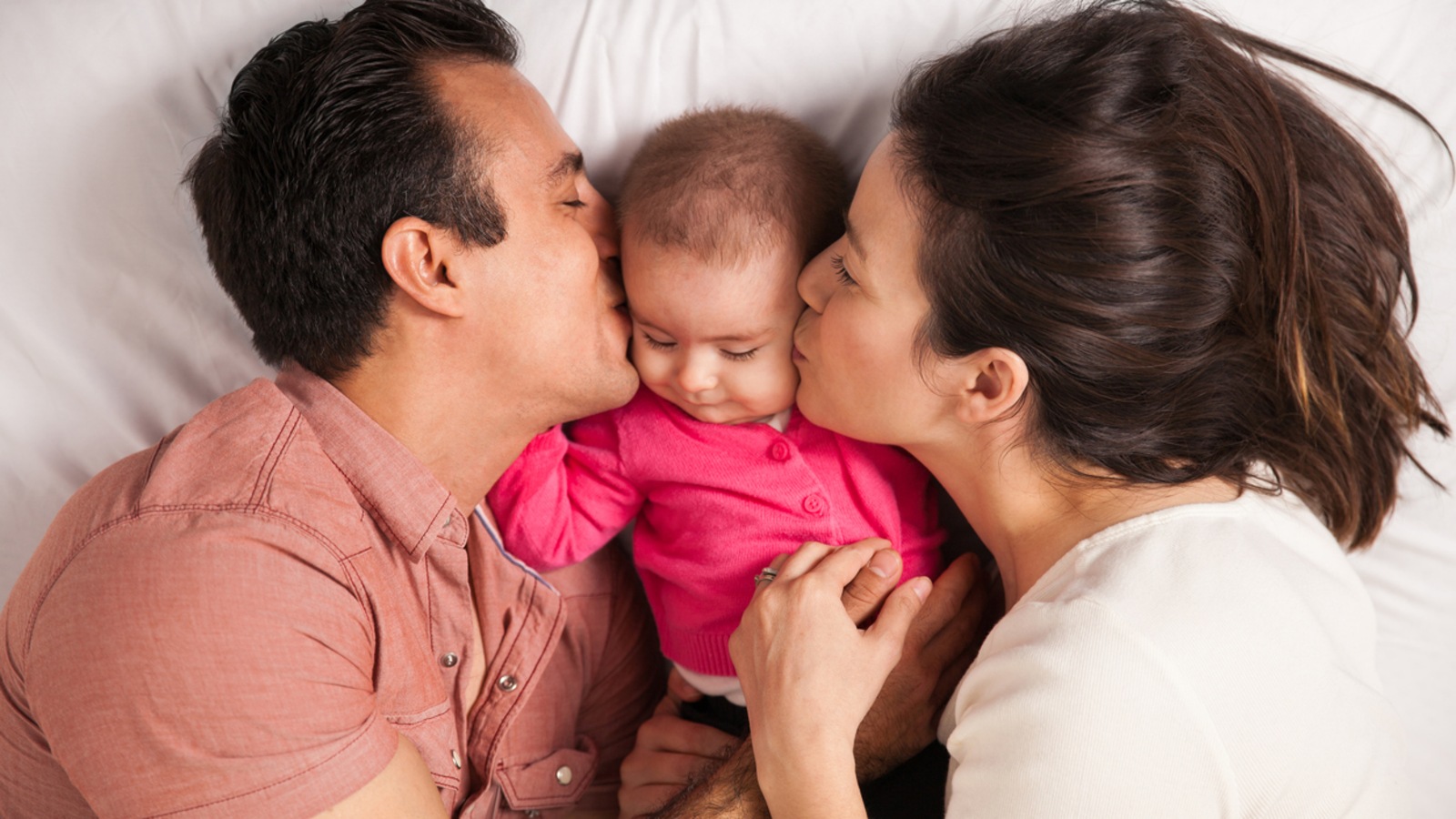 Des parents enlacent leur enfant Des parents enlacent leur enfant