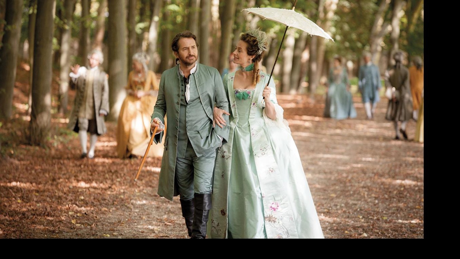 Édouard Baer et Cécile de France se baladent dans la forêt dans cette image tirée du film <i>Mademoiselle de Joncquières</i>, d'Emmanuel Mouret. Édouard Baer et Cécile de France se baladent dans la forêt dans cette image tirée du film <i>Mademoiselle de Joncquières</i>, d'Emmanuel Mouret.