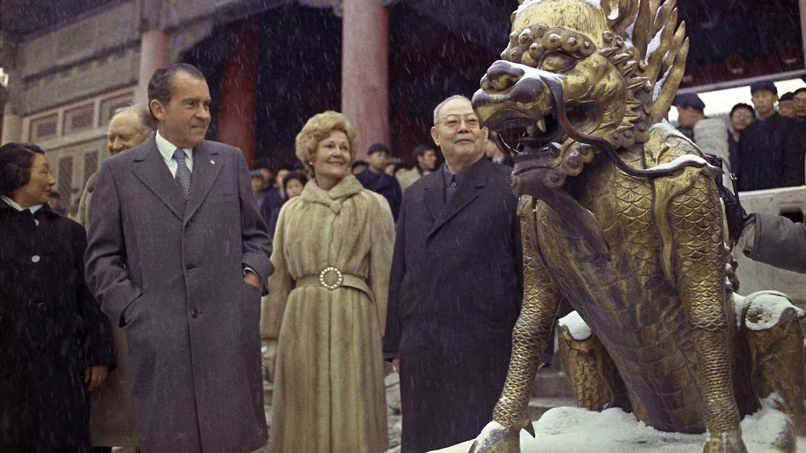Richard Nixon et sa femme Pat visitent les tombeaux d'empereurs de la dynastie Ming lors de leur séjour en Chine, en février 1972. Richard Nixon et sa femme Pat visitent les tombeaux d'empereurs de la dynastie Ming lors de leur séjour en Chine, en février 1972.