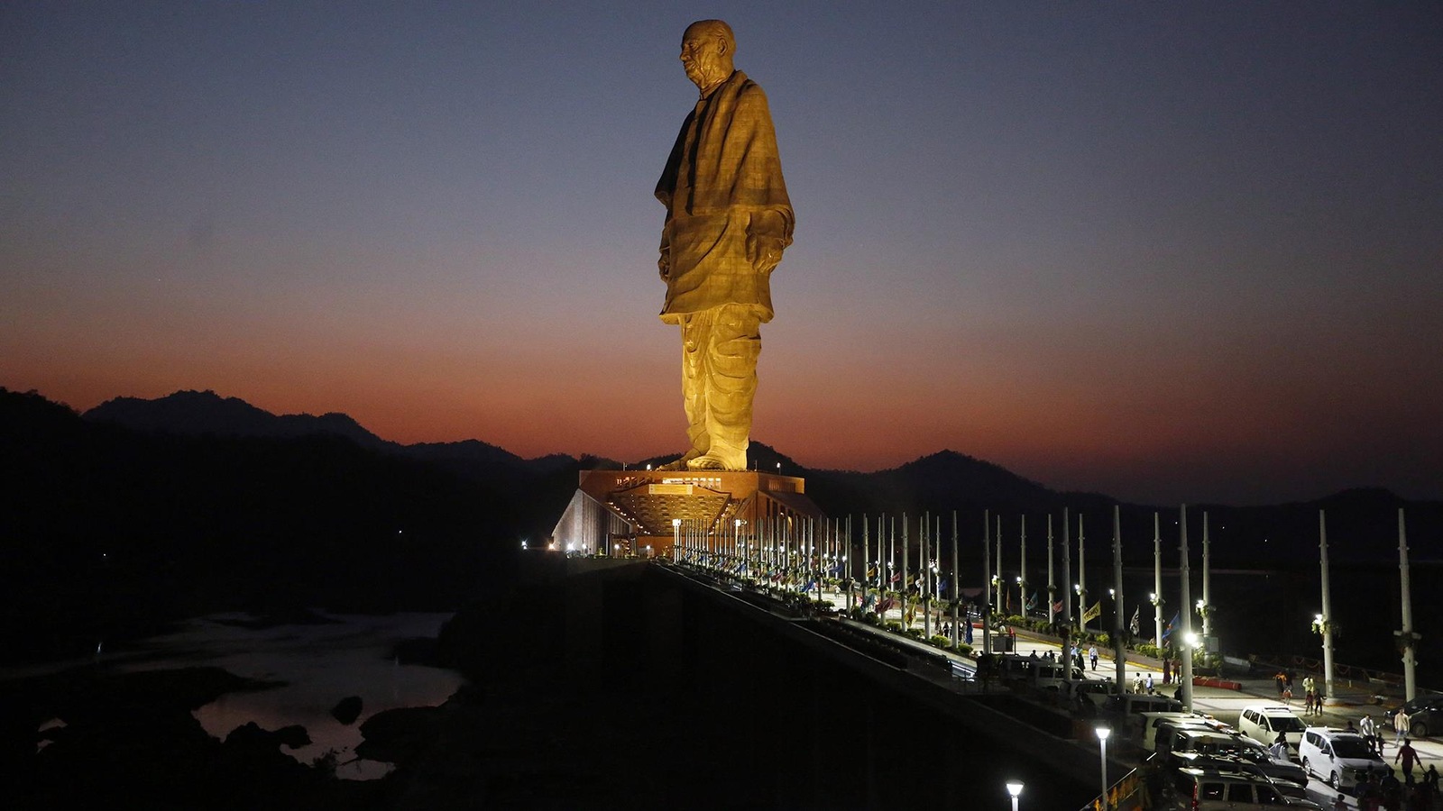 Photo prise le soir de la statue géante en bronze d'un homme politique en Inde. Photo prise le soir de la statue géante en bronze d'un homme politique en Inde.