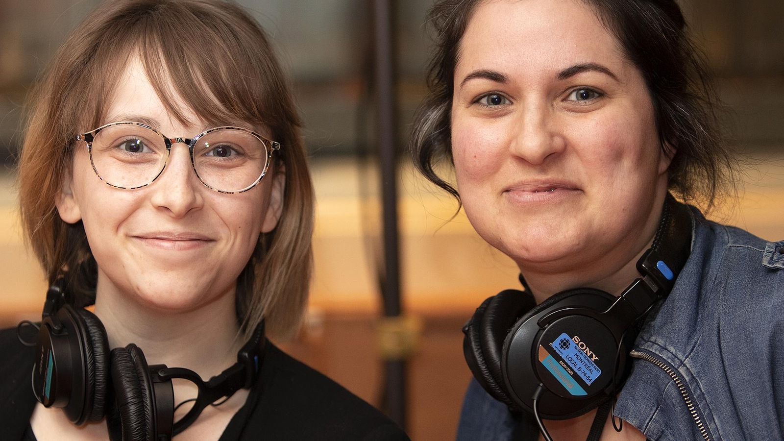 Deux femmes regardent la caméra en souriant. Deux femmes regardent la caméra en souriant.