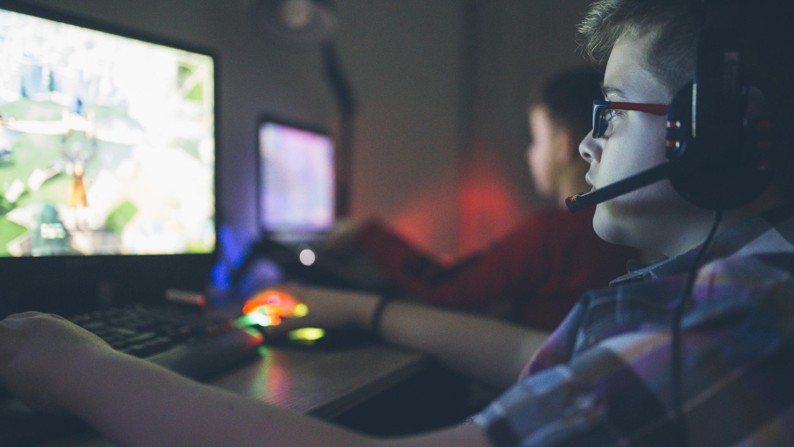 Deux garçons jouent à un jeu vidéo. Deux garçons jouent à un jeu vidéo.