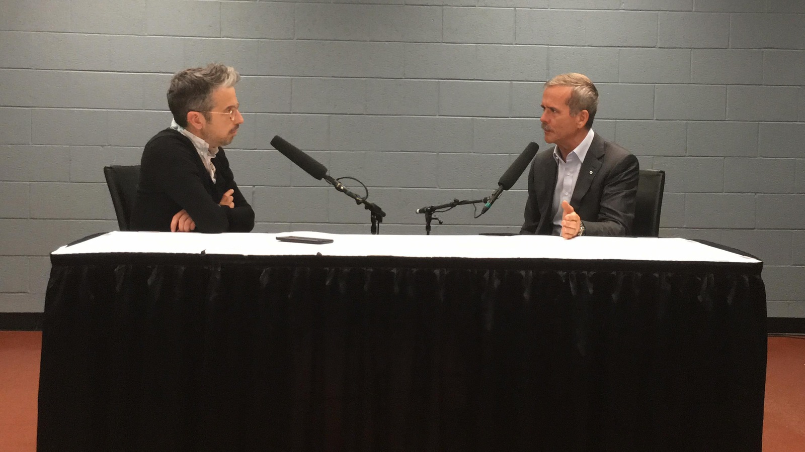 L'ex-astronaute Chris Hadfield s'entretient avec l'animateur Matthieu Dugal. L'ex-astronaute Chris Hadfield s'entretient avec l'animateur Matthieu Dugal.
