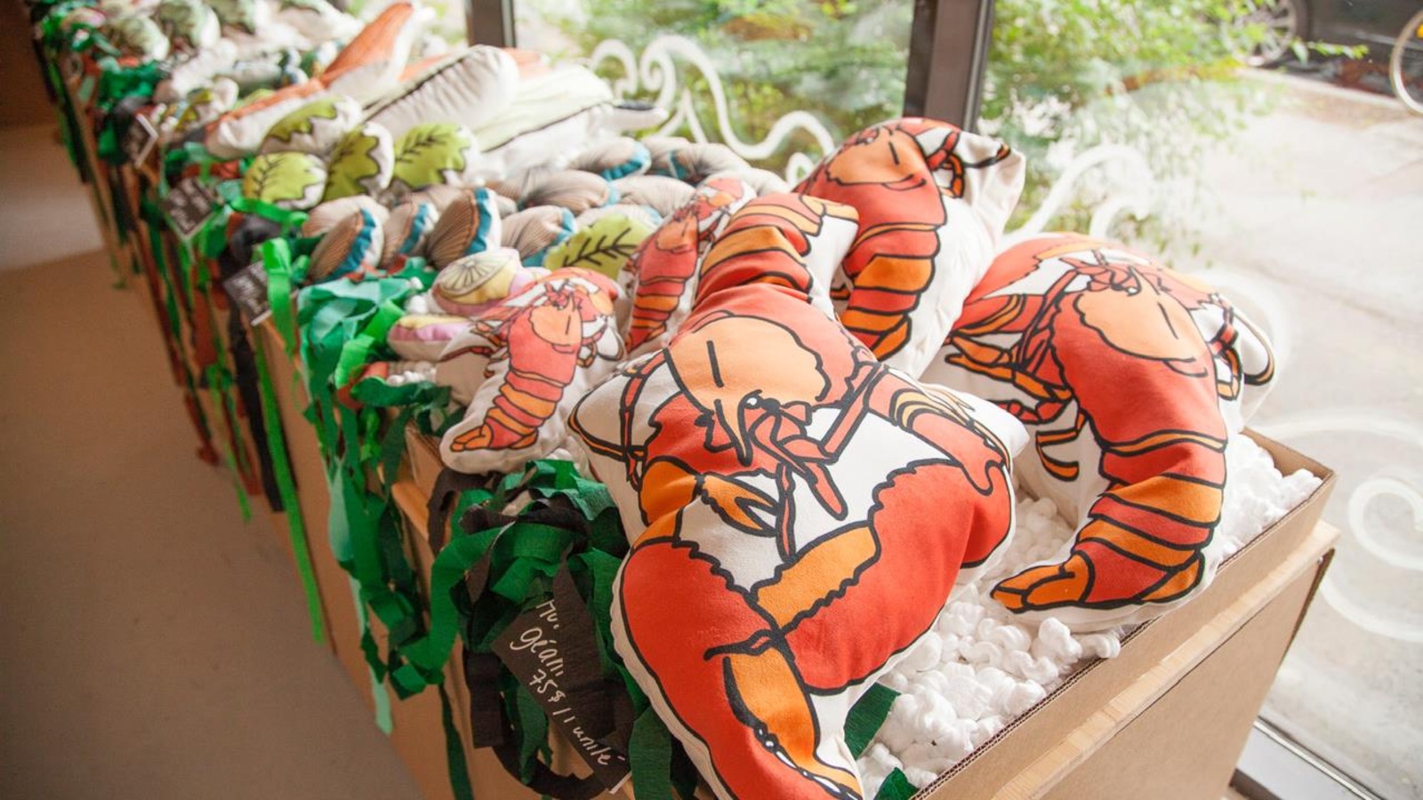 Des homards, crevettes et autres poissons et fruits de mer coussinés, dessinés par Jolène Morin Des homards, crevettes et autres poissons et fruits de mer coussinés, dessinés par Jolène Morin