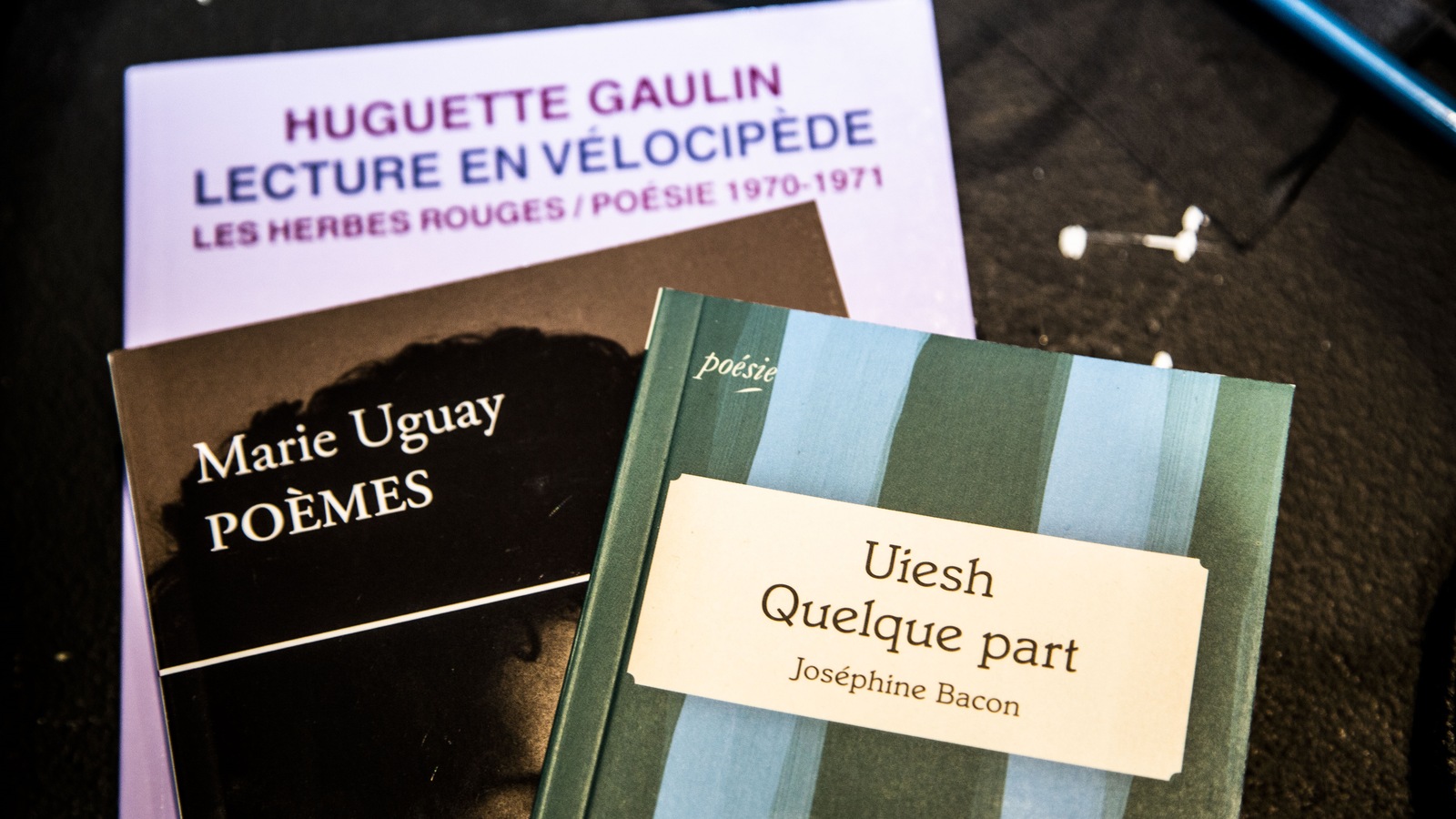 Trois recueils de poésie empilés. Trois recueils de poésie empilés.