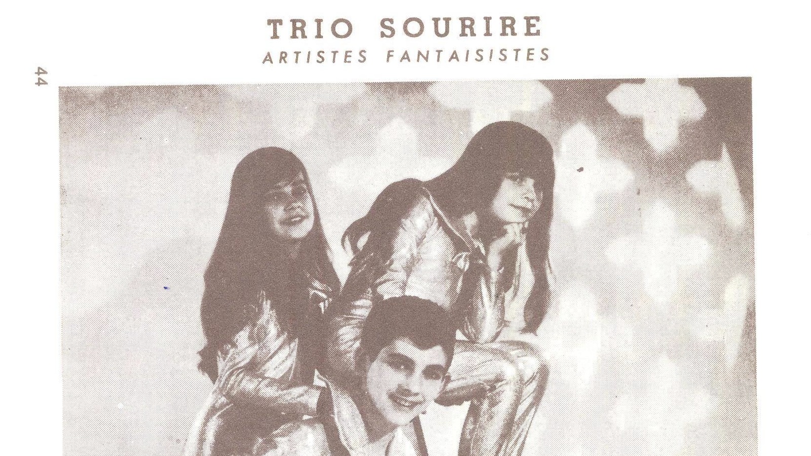 Photo sépia de trois jeunes souriants, avec le texte « trio sourire, artistes fantaisistes ». Photo sépia de trois jeunes souriants, avec le texte « trio sourire, artistes fantaisistes ».