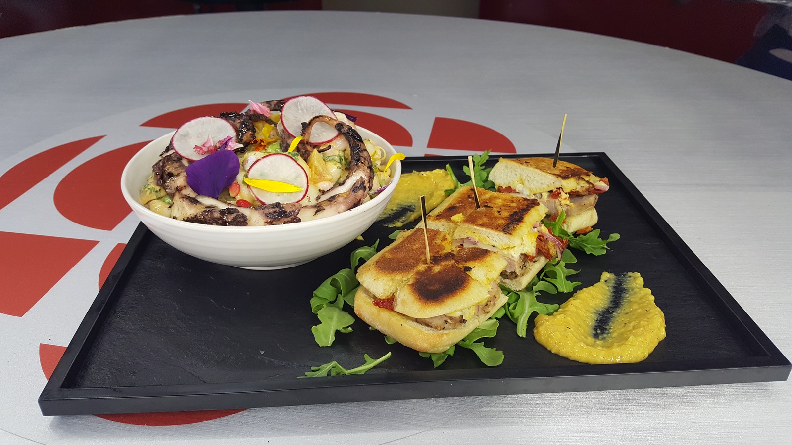 Le panini de porchetta et la salade de fruits de mer de Christian Fréchette, chef du Da Toni de Sherbrooke. Le panini de porchetta et la salade de fruits de mer de Christian Fréchette, chef du Da Toni de Sherbrooke.