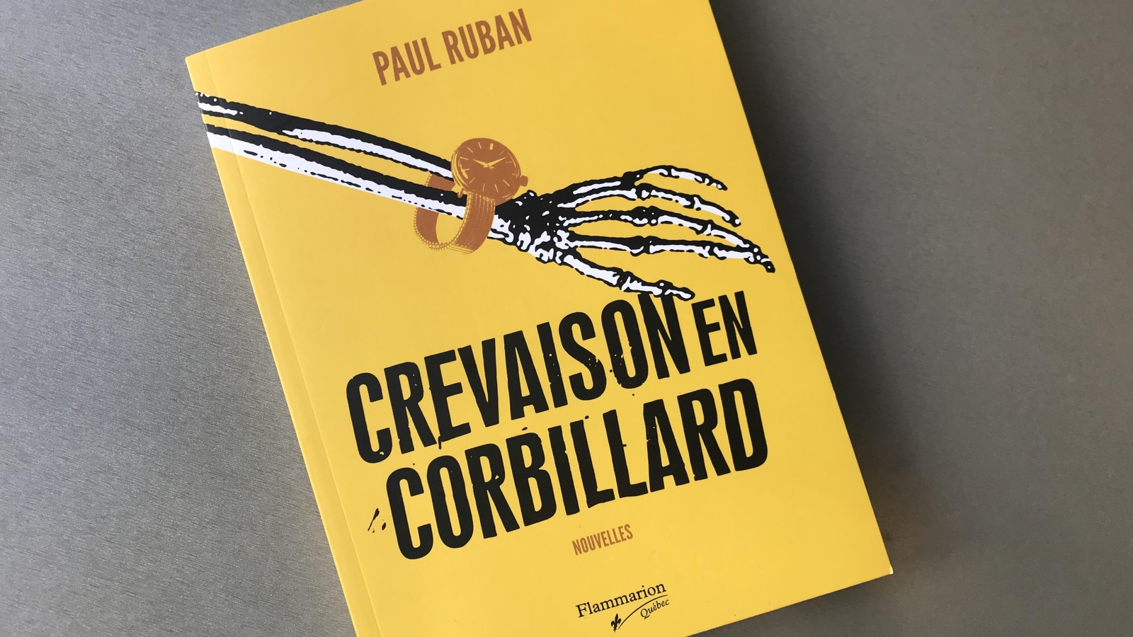 Couverture jaune ornée d'un bras de squelette du recueil de nouvelles Crevaison en Corbillard de l'auteur franco-ontarien Paul Ruban Couverture jaune ornée d'un bras de squelette du recueil de nouvelles Crevaison en Corbillard de l'auteur franco-ontarien Paul Ruban