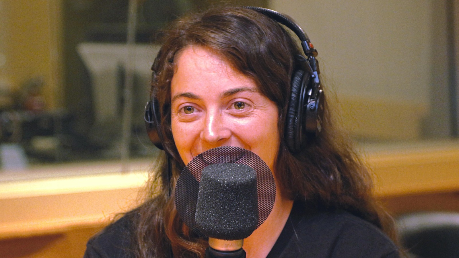 Annie Guglia devant un micro de radio. Annie Guglia devant un micro de radio.