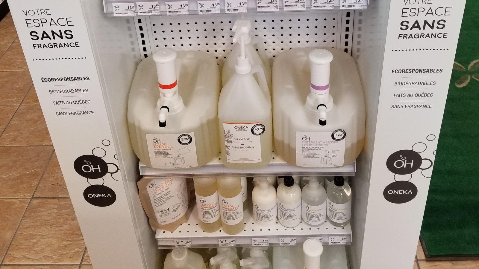 Des produits liquides dans des contenants de plastique avec bec verseur dans un présentoir. Des produits liquides dans des contenants de plastique avec bec verseur dans un présentoir.